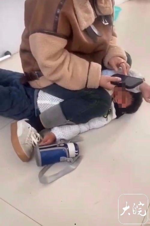 女孩坐在男孩身上照片,女孩依偎在男孩怀中定格温馨时光