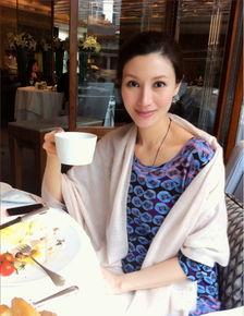 李嘉欣街拍近期生活照,优雅魅力依旧，岁月静好